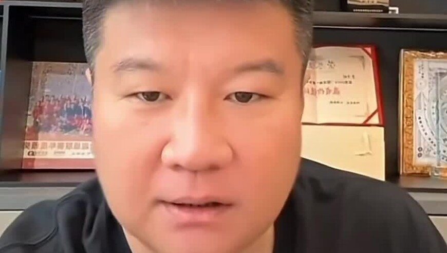 周杰伦背着女儿牵着儿子,澳门2025开奖结果记录,完美答案解释落实_创意版V12.98